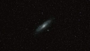 galaxia de andrómeda fotografiada des de un telescopio para iniciación